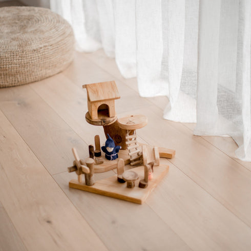 QTOYS - Mini Gnome House With 2 Gnomes